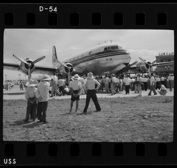 NihonkoukuunoDC4harunagounotenjiniatsumattahitobito(hanedakuukou shouwa30nen)