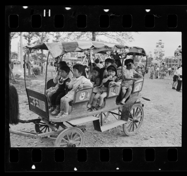 Futakotamagawaenniasobukodomotachi(setagayaku shouwa31nen)