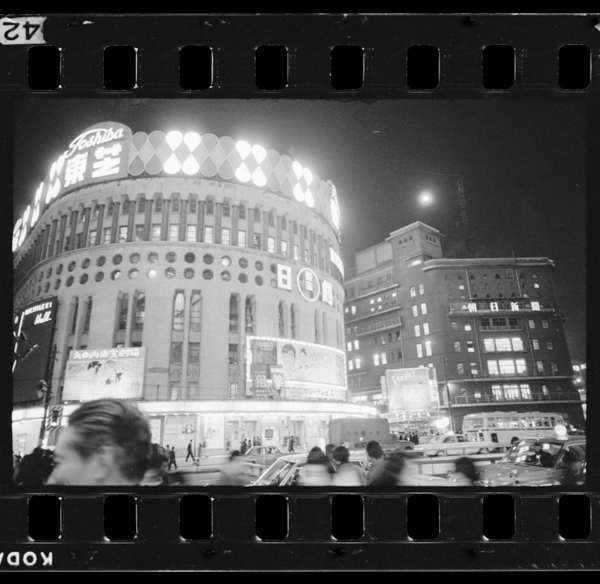 Nichigeki(shouwa8nenkaikan)toasahishinbunshabiruhayuurakuchounokaodatta(shouwa41nen)