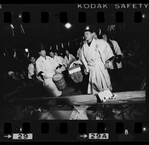 Kenkokukinenbino2gatsu11nichi、kitanojinjadeokonawarerutaasobi。900nenijoumaekaratsutaerare、gokokuhoujou、shisonhaneiwonegaunouminnosugatawoarawashiteiru(itabashiku shouwa47nen)