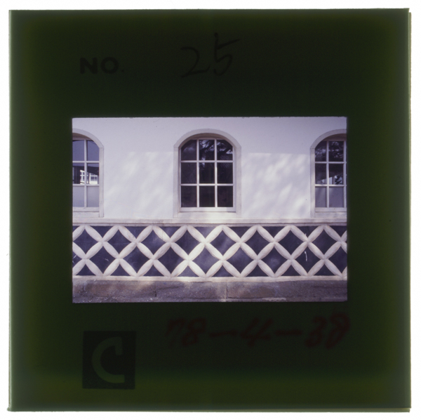 (右中)伊豆地方に多いナマコ壁を使った旧岩科学校