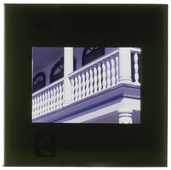 Migishitakansonazoukeibiwomiserukyuunakagomigakkounoberanda