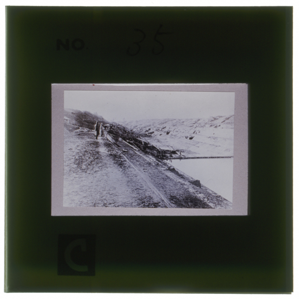 〔左〕開削工事中の利根運河 左手前の人物はオランダ人技師ムルデルではないかといわれる