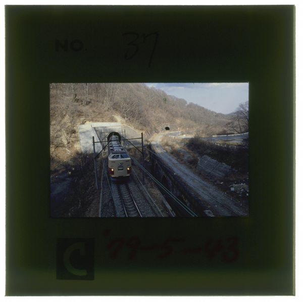 新線に並行して今も残るアプト線の跡(旧第17号隧道付近)熊ノ平・軽井沢間はほぼ旧ルートを改良して利用している