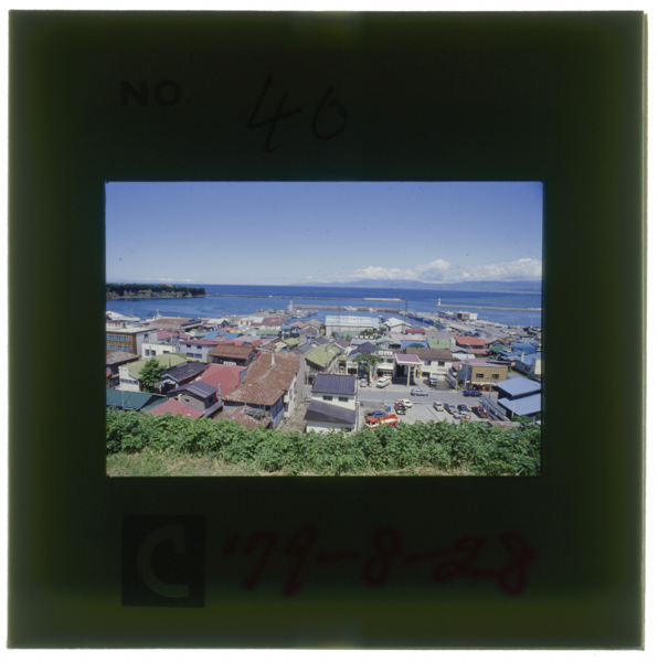 Esashikouhidarihakamomejimakaiyoumarunohakkutsuchousahabouhateimigiyorigamengaidesusumerareteiruhikiagesagyouhashutoshitenaminoshizukananatsuniokonawareru