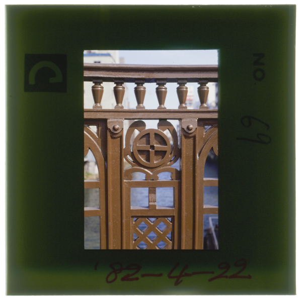 Nagoyanochuushingaihirokoujidoorinonayabashihorikawakeichoukarashouwamadenandomokakekaeraretagaimamotsukawareteirumeijikinorankannihahorikawawohiraitafukushimamasanorinonakanukijuumonjinomonmigigaikomareteiru