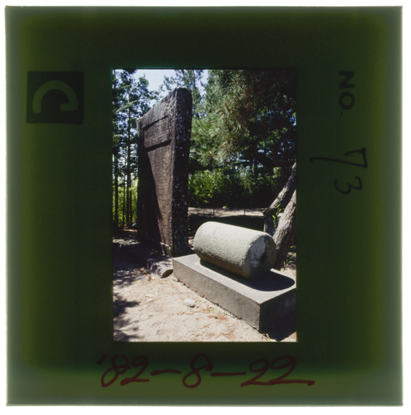 〔左〕築港工事に献身的努力を注いで病死した土木局技師黒沢敬徳の紀功碑(明治17年の建立)