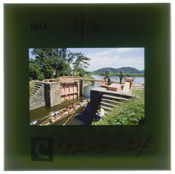 〔左〕北上運河と旧北上川の分岐点(石巻市)に設けられた水位調節用の石井閘門(時の土木局長石井省一郎の名をとった) 日本最初の...