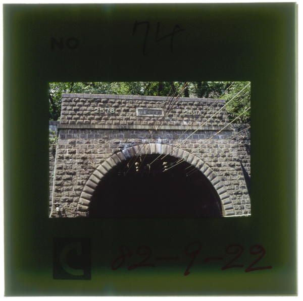 Tannatonneruhigashiguchiatamiguchinokoumonsuujihakoujikikanwotoujinokoukideshimeshiteiru