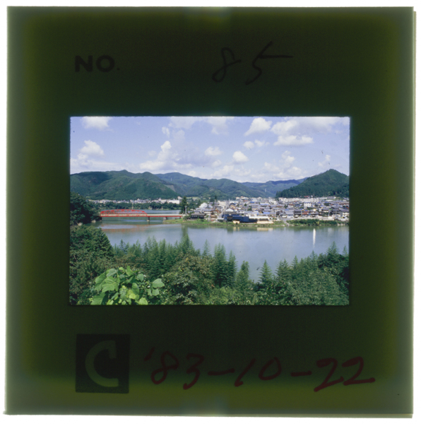 木曾川にのぞむ八百津町 古くから木曾川舟運の終着地として繁栄した所で 今もその歴史の風格をたたえた静かな町である