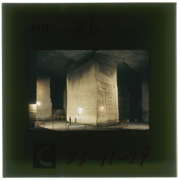 Chikasaikutsujouatoooyashiryoukankengakukōsu50nenkanhoritsuzuketateborinoatogahekimenninokoru