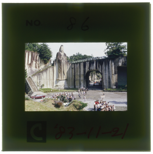 Heiwakannonooyaishirotenboriatonohekimennikizamaretatakasa27mētorunokannonzoushouwa29nennokanseiooyajitotomonikankouooyanoshinborudearu