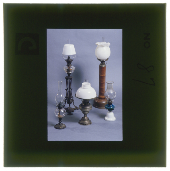 〔左〕台ランプ 右奥の竹台ランプは孟宗竹の台を付けて日本の座敷生活に合わせたもの 中央は空気ランプ