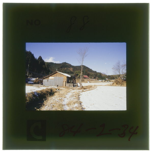 〔右〕浅田義一さんの水車(直径約4.8m)先代から80年以上も続く最古参の業者だ