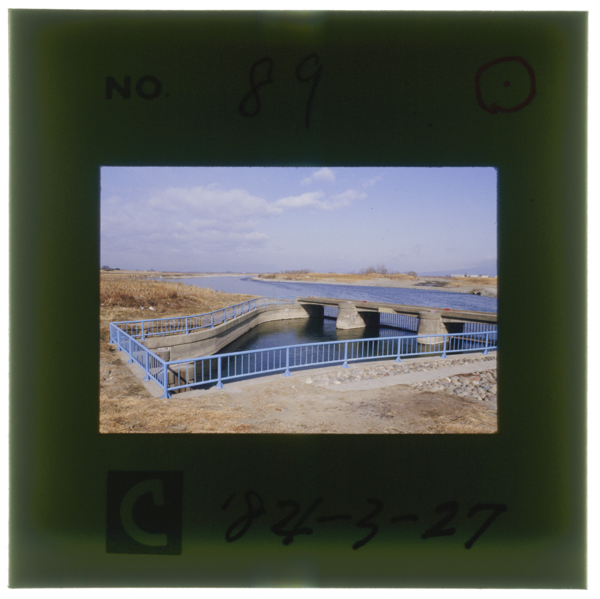 Genzainobizenkyoyousuitoriireguchihonjoushisannoudoujisakitonegawakarasugawanogouryuutendesuimonkouhashouwa36nennokanseiryuunyuushitamizuhaankyowohetekasenjikinainodousuirowonagarekuguudeteibouwokuguru