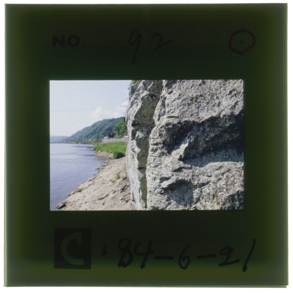 高瀬舟を引く綱が岩を刻んだ跡 数百年にわたる重労働の痕跡だ 津山市押淵の川中山王