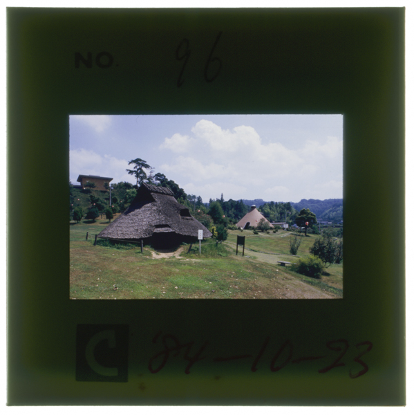 史跡公園(史跡出雲玉作跡・宮垣地区) 手前は復元工房 右奥は71CII号工房跡の保存施設 左奥は出雲玉作資料館 ここは他の2...