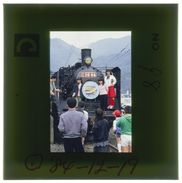 Senzuekiniteishashitaesuerunimuragarukankoukyakuesuerujidaiwoshiranaisedainihanosutarujīhanai