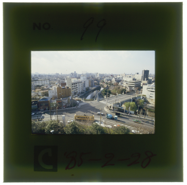 飛鳥山回転展望塔から西方の眺め 石神井川(中央)の左手が反射炉跡地 新潟県会館(白いビル)付近が鹿島紡績所跡に当たる