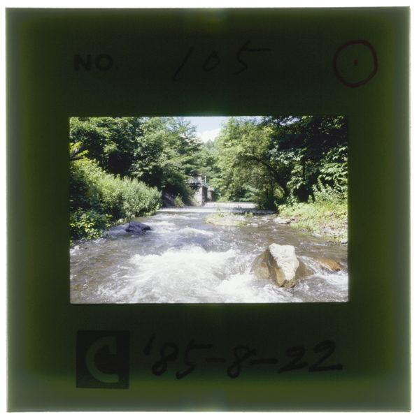 Asamasanrokunomidorinonakawonagareruyukawaokuhashouwa33nennikanseishitamikageyousuitoushukoukokodebunsuisaretanougyouyousuiwohatsudenniriyoushiteiru