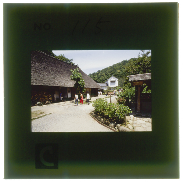 Sanshuuasukeyashikinoomoyaasukechihounodentoutekinoukawosaigennakaniwanihaushiganesoberitorinonakigoemokikoeru