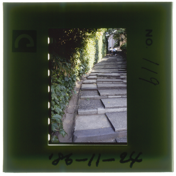 明治初期 山手居留地の下水整備のため敷設された石造側溝の一部 石材を半円形にえぐったもので 刳石→繰石→操石と転じて「操石下...