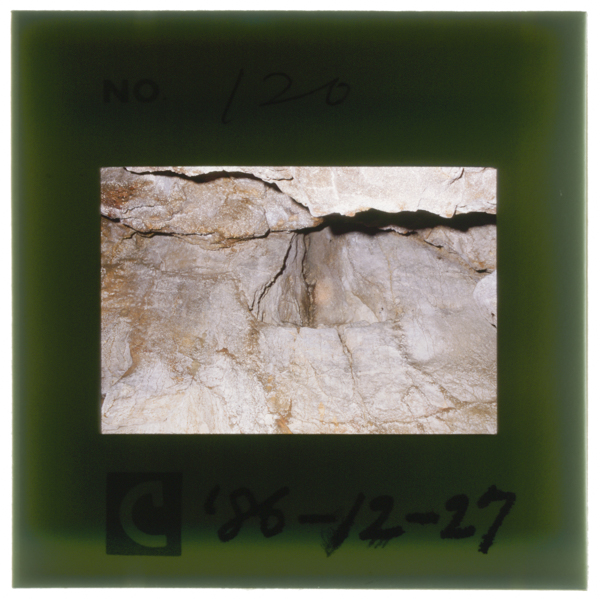 Migikamimabukamimabuganimabuhasaikutsuyorimoshinjiwomokutekitoshitaanatomirareteirushoumenokunokabenikirikomaretatanahasanjinwomatsuttasaidandearouka