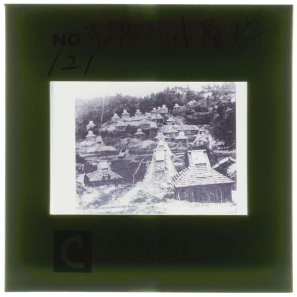 Hidariteboriidogoyagamisshuushiteirumeijichuukinosugegayakyuuryounofuukeisagarachoushiryoukansagarayudennochuushinbudechishitsukouzounotokuchoukarasekiyukoushougapokettojounibunsanshiteitatamekinsetsushitetasuunoyuseigakussakusareta