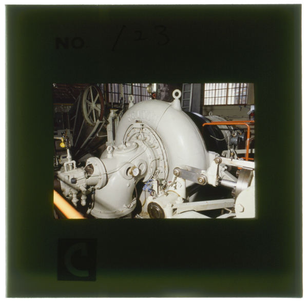 Hidaridainihatsudenshonosuishahatsudenkiperutonshasei160kirowattoyokojikufuranshisusuishatoGEsei200kiroborutoanpea3soukouryuuhatsudenkiizuremokaigyouirainomono