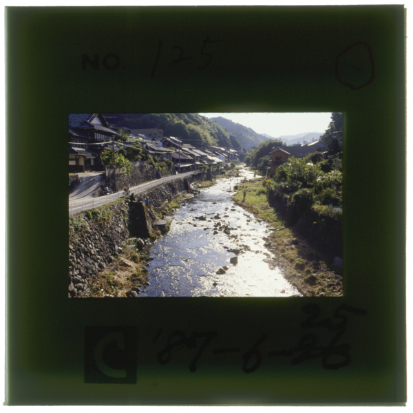 足助町の足助川に沿って残る中馬道 伊那街道の要衝であった足助は 特に塩の中継地点として知られ 明治前期には年間約2万俵 馬数...