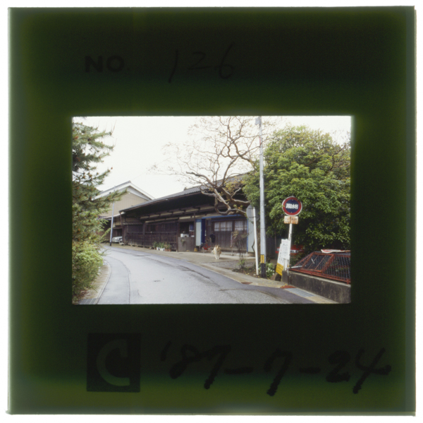 Aichikenshitarachouhagidairanomototoiyahiramatsuketsukitooshinochuumahayadowotsuukashitagajimotononiwoatsumetarichuukeishitarisurutoiyagakakuchiniatta