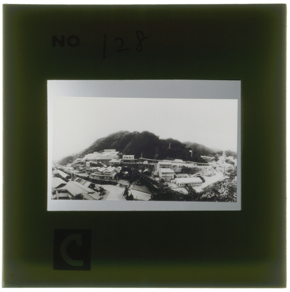 Ueseigyoujinonihonkougyouhitachikougyoushomotoyamanozenkeiyamanoshamennitatsunohasenkoujougenzainonikkoukinenkannoichihamigiokunokuikidedai1tatekougamieru