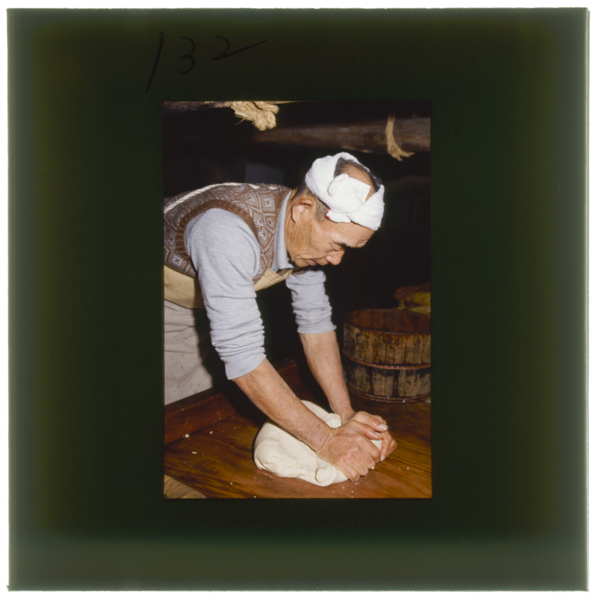 ○6(○の中に6)製法人が白下糖に少量の水を加え 研槽の上でもみ砕き練り上げる この「研ぎ」の作業が最も重要で熟練を要する