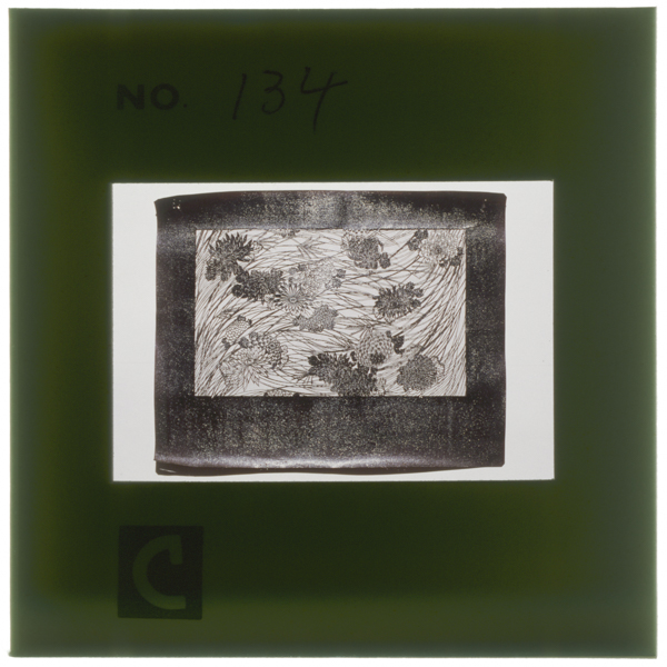 長板中形の形付けに使われる型紙 和紙3枚を柿渋で張り合わせ これに文様を彫る 昔から伊勢白子(鈴鹿市)で作られる