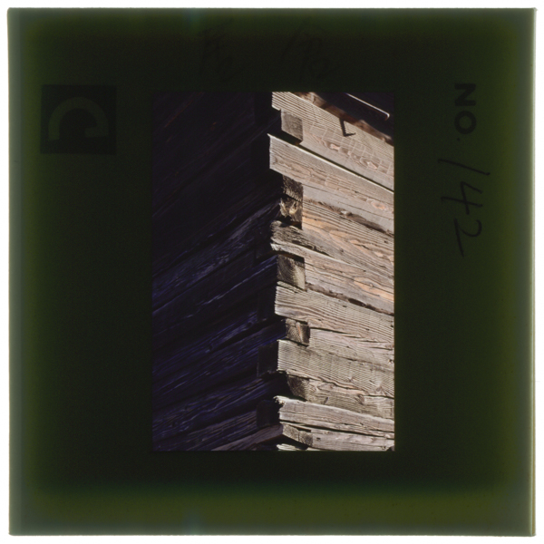 Uehakawakamimuranoseiroukuranosumizunokaramatsuzainokeijouniawasehikakutekijiyuunikumiawaseteiru