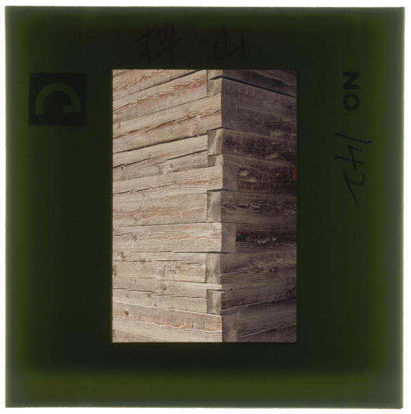 Uehakawakamimuranoseiroukuranosumizunokaramatsuzainokeijouniawasehikakutekijiyuunikumiawaseteiru