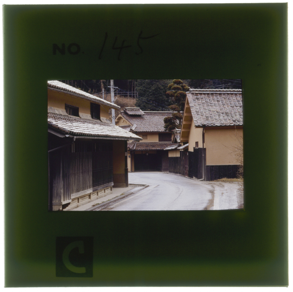 Fukiyatoutannoshimodanishuurakusaigomadesougyoushitabengarakamamotonotamurakewochuushinnikirizumahirairibengarakabenoieiegakatawoyoseattenarandeiru