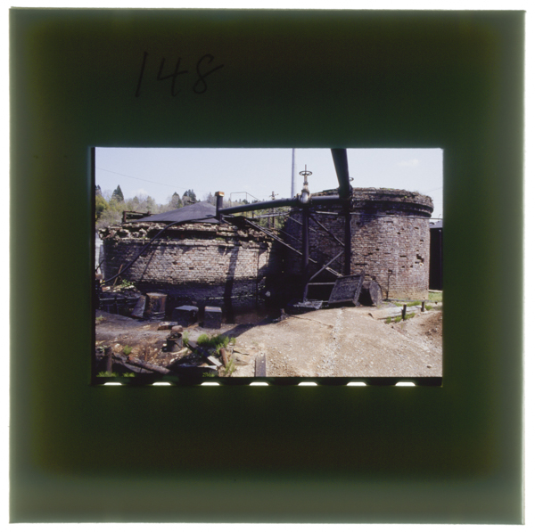 赤煉瓦で築かれた中野家の原油タンク。明治期の建設と推定される(下)。