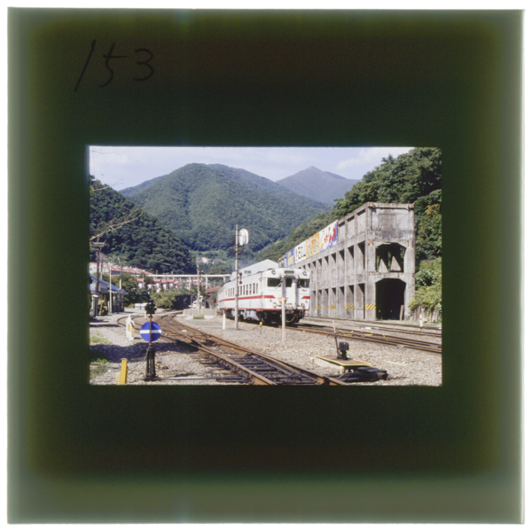 Kamaishisennorikuchuuoohashiekimeiji13nenkaigyounokoubushoukamaishitetsudousorenitsuzukusenyoushasenhahaigonoyamadehoridasarerutekkousekiwokamaishinoseitetsujohehakondashouwa40nenkarakokutetsunoyusounikirikaeraretagagenzaihasoremoowarikousekitsumikomiyounohoppāgahaikyotonatteiru