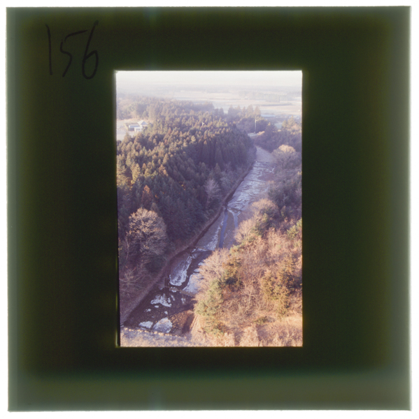 二八〇年前の運河遺跡「勘十郎堀」。台地に急角度で掘り込まれた水路跡が分かる。熱気球により逆川池付近から西南方を俯瞰したもの。