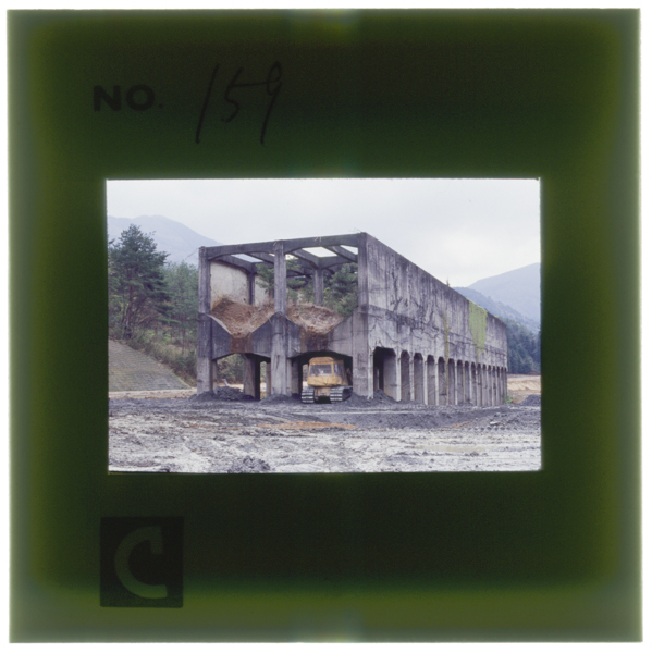 大江山山麓のニッケル鉱山跡。鉱石積込み用のホッパーが今も残っている。かつてはSLの引く鉱石列車が岩滝の製錬所との間を往復して...