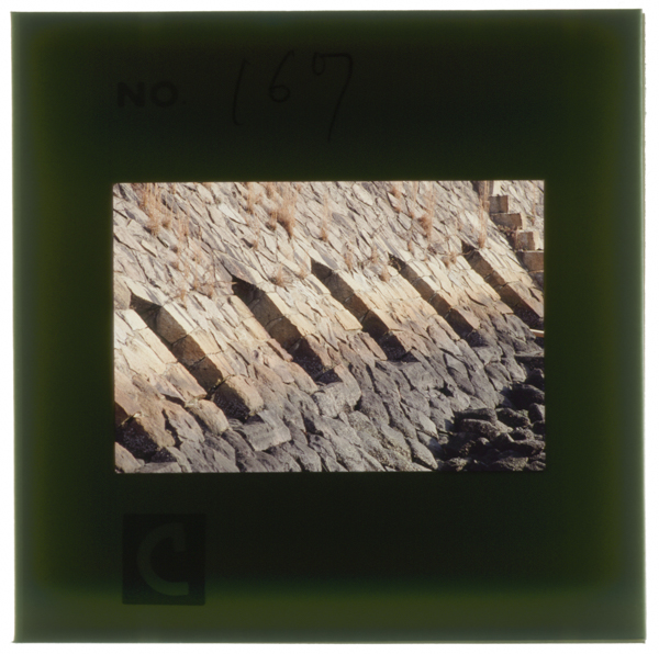 Yokkaichikyuukoubouhateiueshitatomomeiji27nenhattorichoushichiniyorijinzousekidechikuzousaretauchiyoserunaminoikioiwoyowamerutamekorewoteijounomizodeukemizunukianakarauchigawahehouryuushitanodeshiofukiteiboutoyobaretagenzaihateibouzenmengaumetaterarekonkurītodekasaagesareteirugateitaiha100nenmaenosugatawotamotteiru