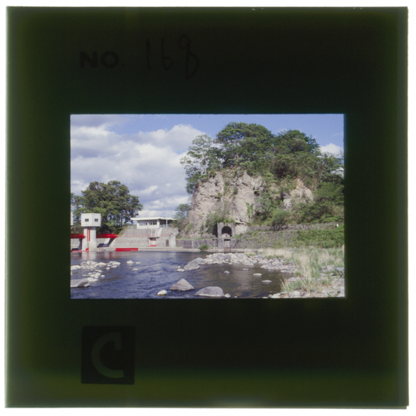 那須疏水取り入れ口(黒磯市西岩崎)。正面は昭和3年改築の石造取り入れ口。左は昭和51年に完成した新頭首工。