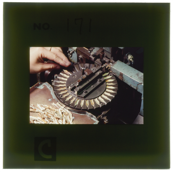 現代の万年筆は,自動化された設備で作られる。株式会社パイロット平塚工場の金ペン加工作業。