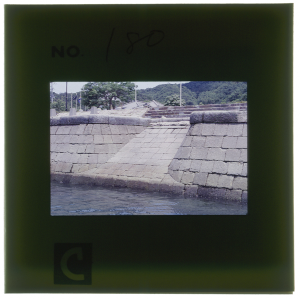 浮桟橋と連絡する可動橋の設置跡。埠頭石積みが斜めに切り込まれている。