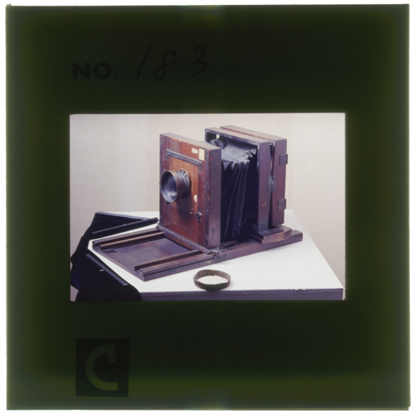 Uenohikomagatsukattashajouyoukameranagasakikenritsubijutsuhakubutsukanzoujabarashikidekoubunohandoruwomawashitemaenorenzububunwozengoniidousaserutakasa31senchimētorusuraidoyoubōdononagasa54senchimētorusuraidokanoukyoriyaku21senchimētoruhaba28senchimētorurenzuhaamerikanoJ.zentomēyāseide2maikouseirenzunoushirodekaitensuruenbanni9konoshiborikougaaru