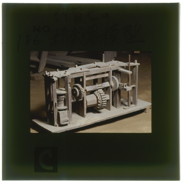 Iizukaigashichi1762kara1836sakunoseikokukinomokeitsukubashinoiizukakezouhagurumajikakedekinetousuwokudousuruigashichihaoogatamokuseidokeinoseisakudemoshirareteiru