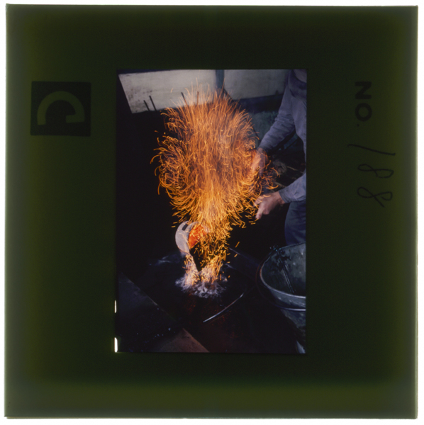 赤熱した針をルツボから油の中に投入する焼き入れ作業。明治末期から行われてきた方法である。川野要次郎製針所で。