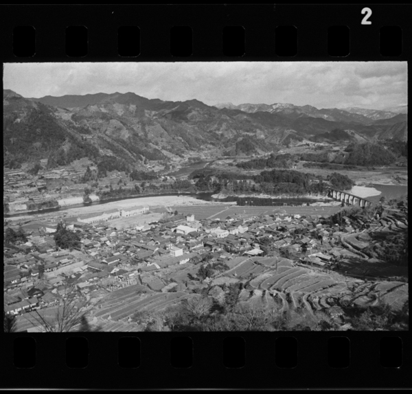 50年前 1959（昭和34）年1月5日。盆地に開けた本山の町。このころは人口が1万人もいた（写真はいずれも本山町本山）